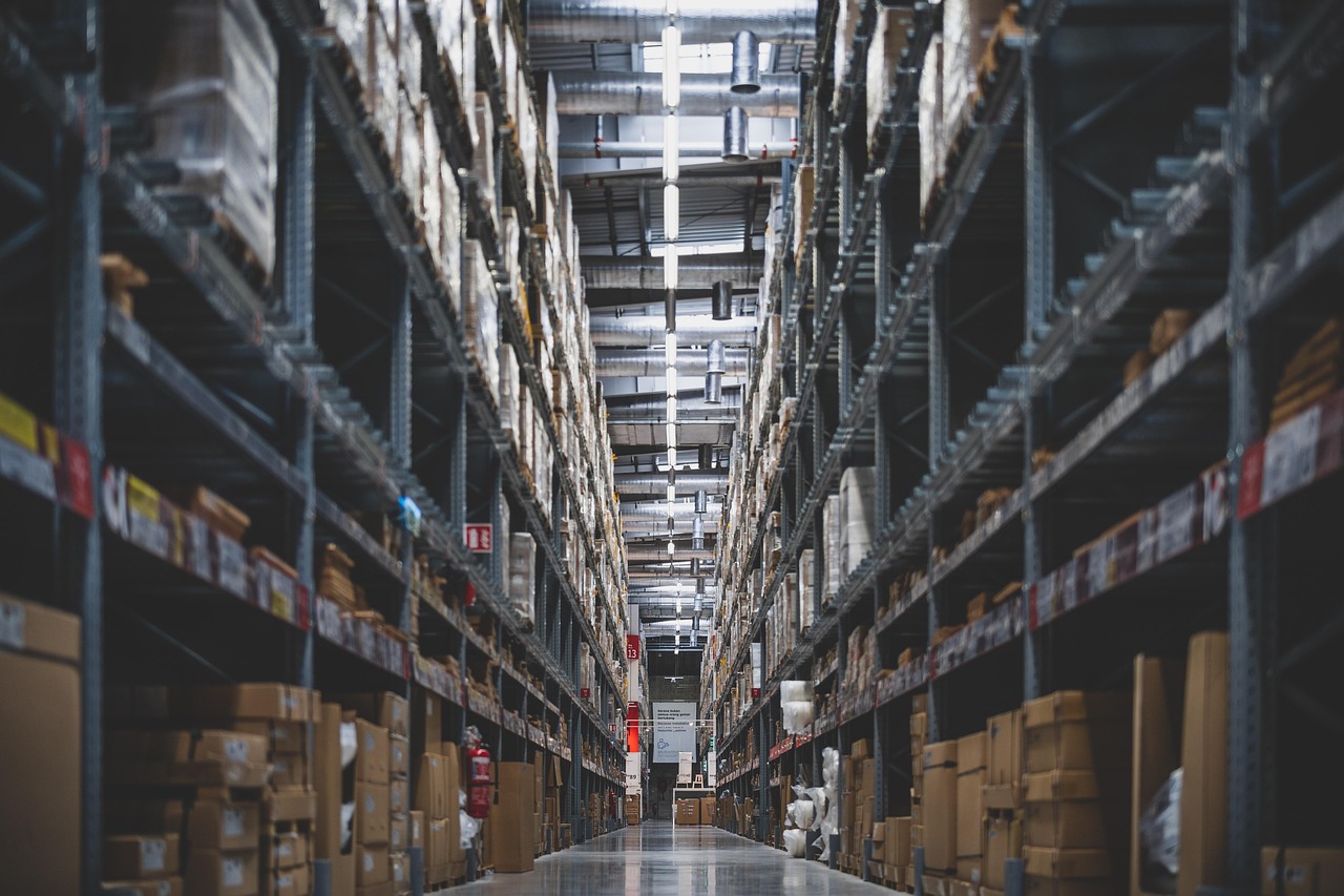 Trastero para autónomos y empresas en Madrid: estanterías con cajas y stock almacenado
